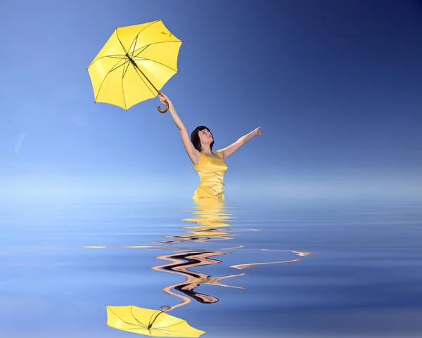 Meisje met gele paraplu. — Stockfoto