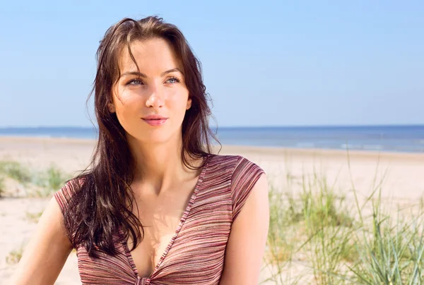 Kvinna på en strand. — Stockfoto