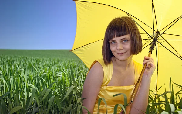 Meisje in gele jurk. — Stockfoto