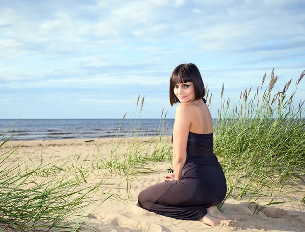 Meisje op een strand. — Stockfoto