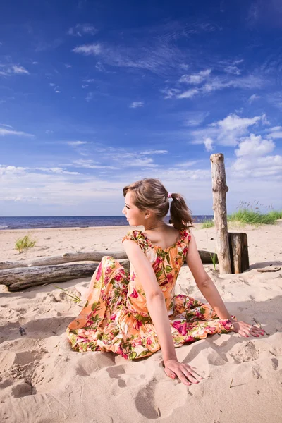 Mädchen an einem Strand. — Stockfoto