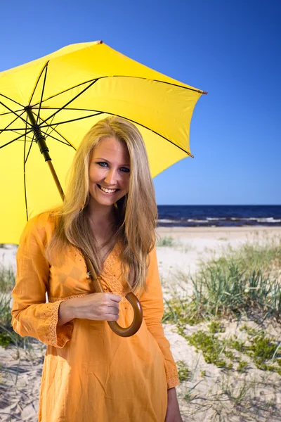Žena na pláži. — Stock fotografie