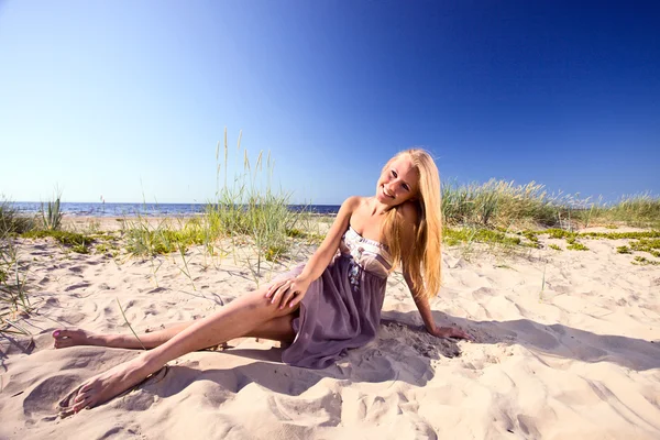 Mujer en una playa. — Foto de Stock