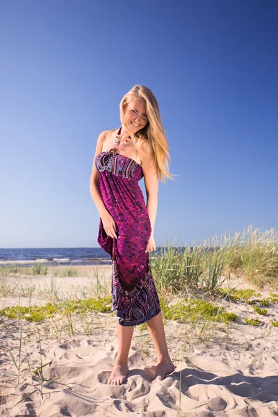 Mujer en una playa. — Foto de Stock