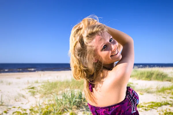 Mulher em uma praia. — Fotografia de Stock