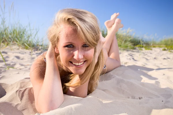 Femme sur une plage. — Photo