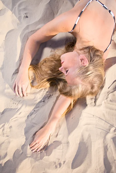 Mulher em uma praia. — Fotografia de Stock