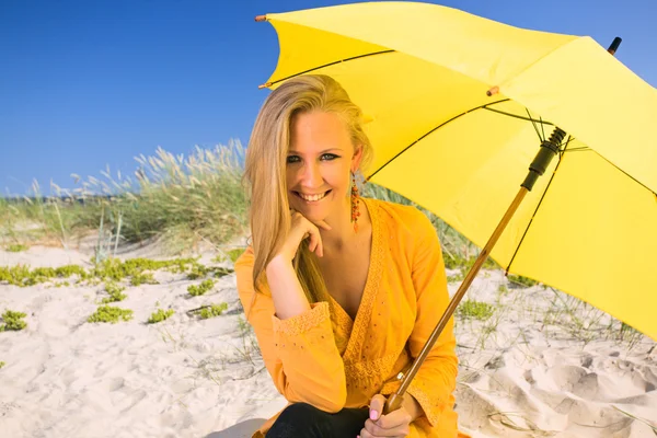 Meisje op een strand. — Stockfoto
