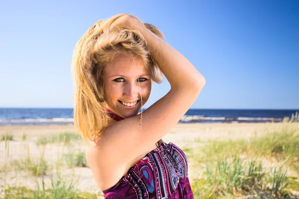 Chica en una playa. — Foto de Stock