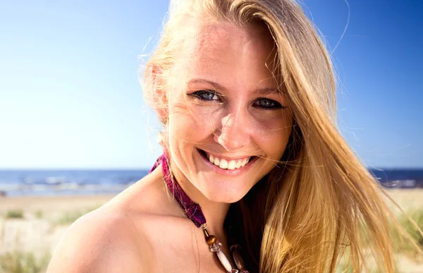 Chica en una playa. —  Fotos de Stock