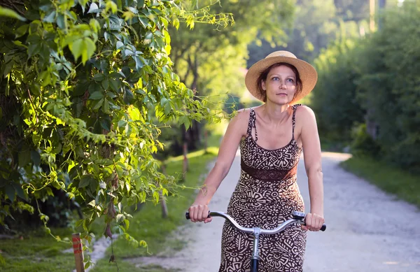 자전거를 타는 여자. — 스톡 사진