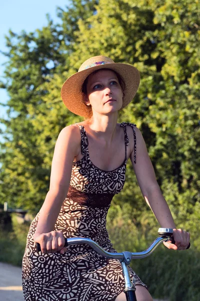 Kobieta na rowerze. — Zdjęcie stockowe
