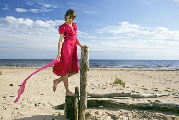 Κορίτσι σε μια παραλία. — Φωτογραφία Αρχείου