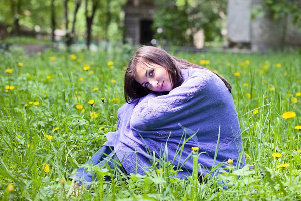 公園で若い女性. — ストック写真