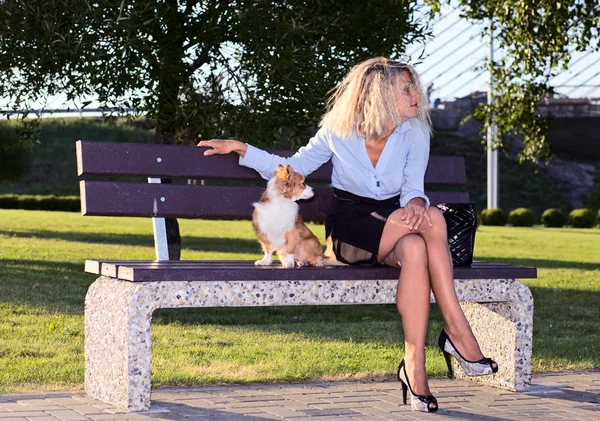 Vrouw in park. — Stockfoto