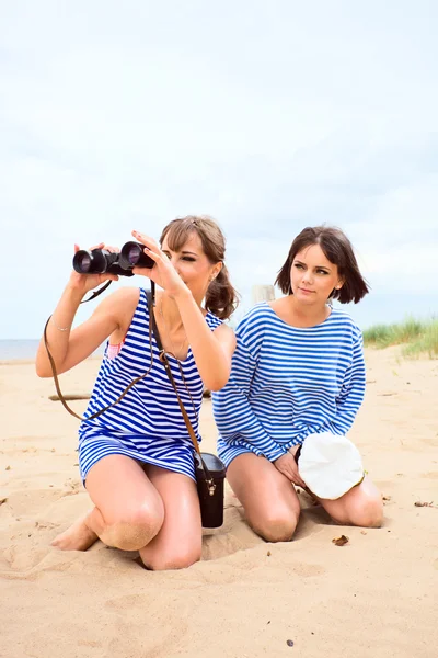 Flickor på stranden. — Stockfoto