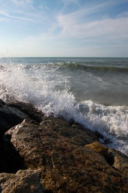 dalgalar ve deniz kıyısında kayalar