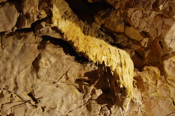 Stalagmiter i den underjordiska grottan — Stockfoto