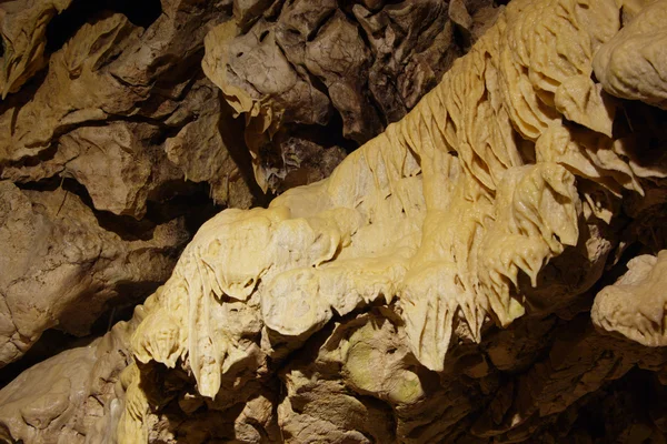 A föld alatti barlangban sztalagmitok — Stock Fotó