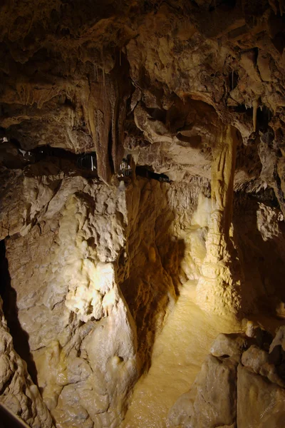 Stalagmity w podziemnej jaskini — Zdjęcie stockowe