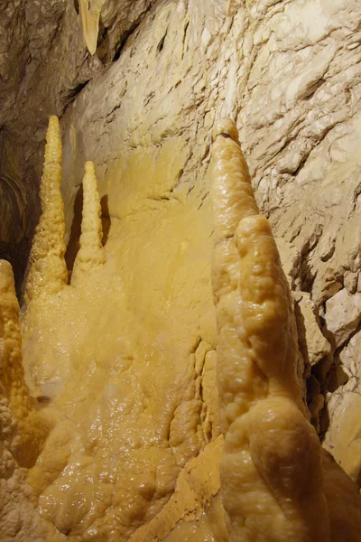Stalagmiti nella caverna sotterranea — Foto Stock