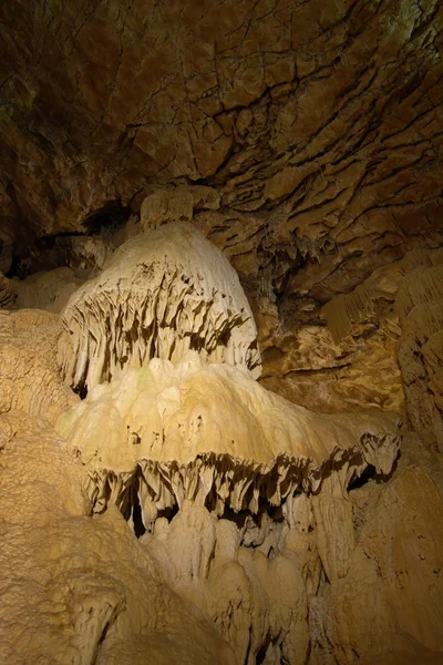 Stalagmity w podziemnej jaskini — Zdjęcie stockowe
