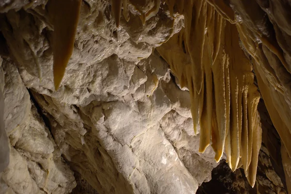 地下の洞窟の石筍 — ストック写真