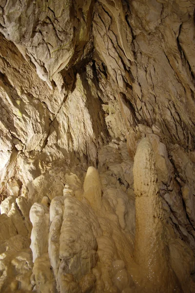在地下洞穴石笋 — 图库照片