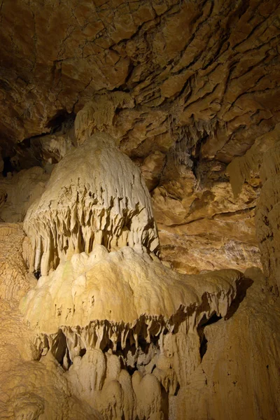 地下の洞窟の石筍 — ストック写真