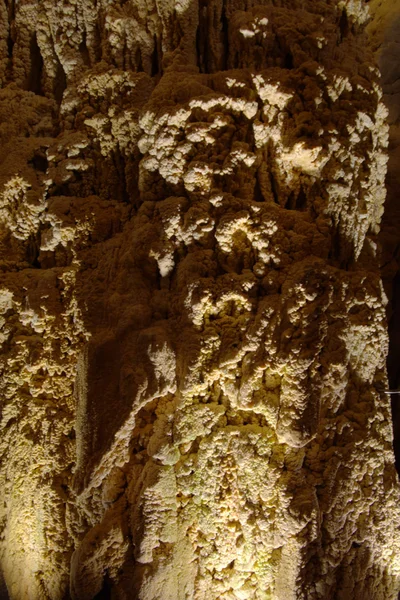 Stalagmites dans la caverne souterraine — Photo