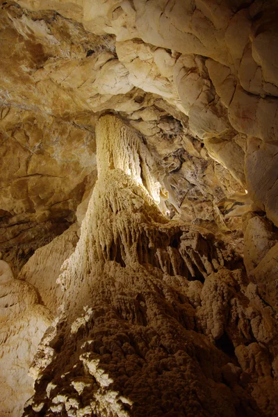 Сталагмиты в подземных пещерах — стоковое фото