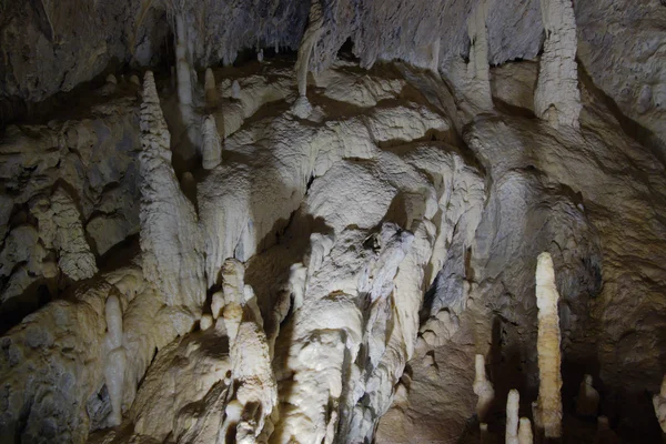 Estalagmitas en la caverna subterránea —  Fotos de Stock