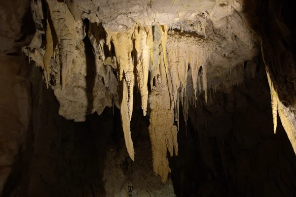 A föld alatti barlangban sztalagmitok — Stock Fotó