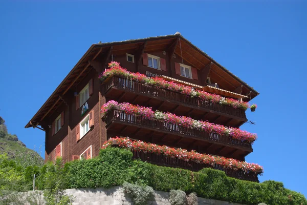 İsviçre ev balkon — Stok fotoğraf