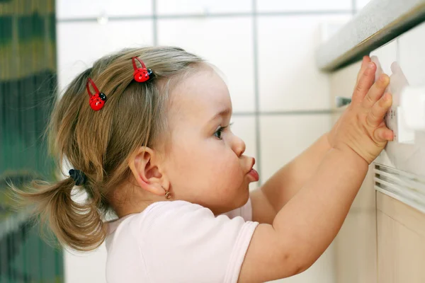 Dítě pomáhá v kuchyni — Stock fotografie