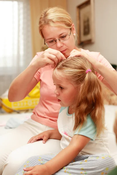 Mother making hair — Stock Photo, Image