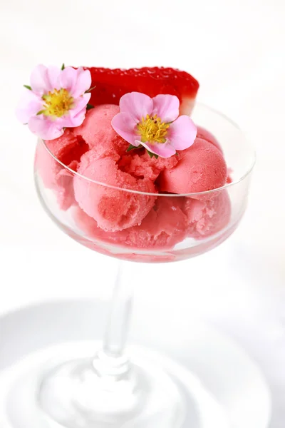 Strawberry sorbet — Stock Photo, Image