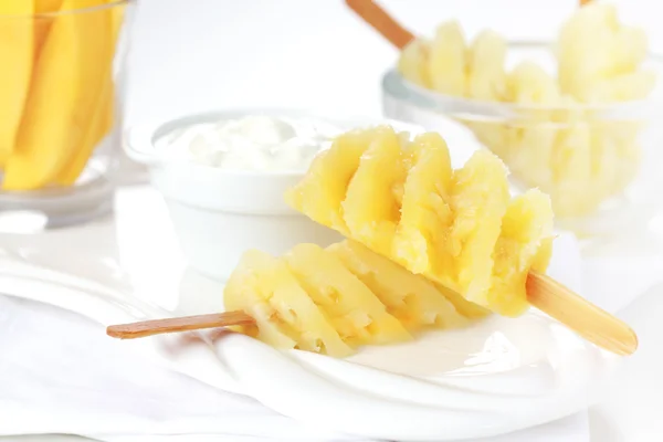 Pineapple skewer with curd cheese — Stock Photo, Image