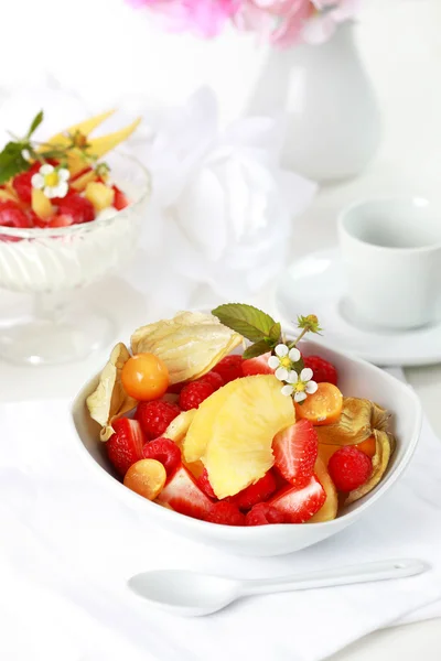 Přírodní jogurt s čerstvým ovocem — Stock fotografie