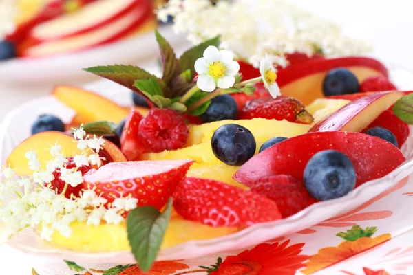 Свіжий фруктовий десерт — стокове фото