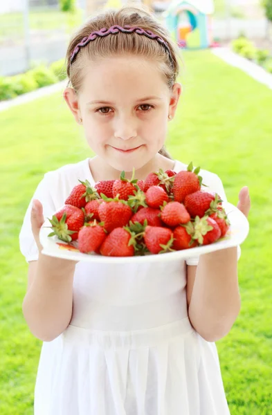 Dívka hospodářství, čerstvé jahody — Stock fotografie