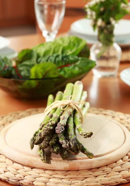Espargos verdes e espinafres — Fotografia de Stock