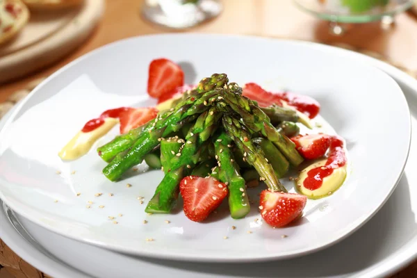 Caramelized asparagus with strawberry — Stock Photo, Image