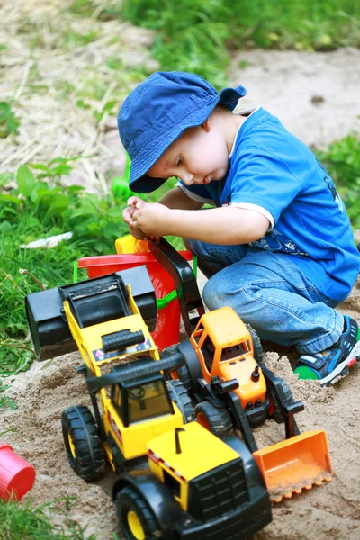 Мальчик играет с землекопом — стоковое фото