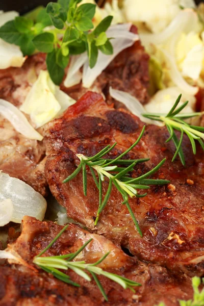 Смажене свиняче м'ясо з овочами — стокове фото
