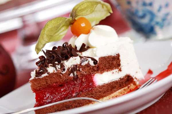 Cherry sponge cake with cream — Stock Photo, Image