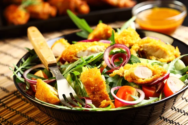 Ensalada gourmet con rayas de pollo al curry —  Fotos de Stock