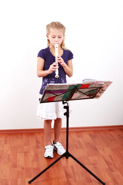 Dziewczynka gry flet — Zdjęcie stockowe