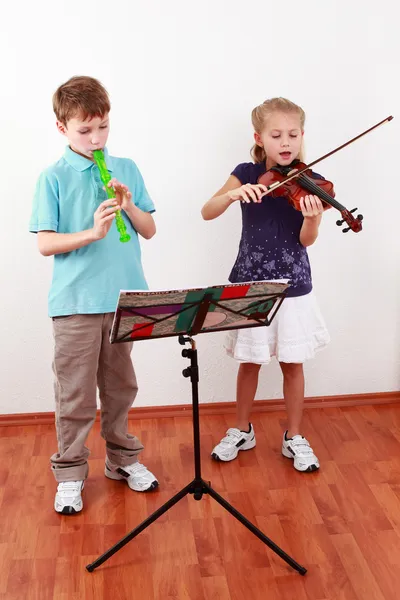 吹奏长笛和小提琴的孩子 — 图库照片