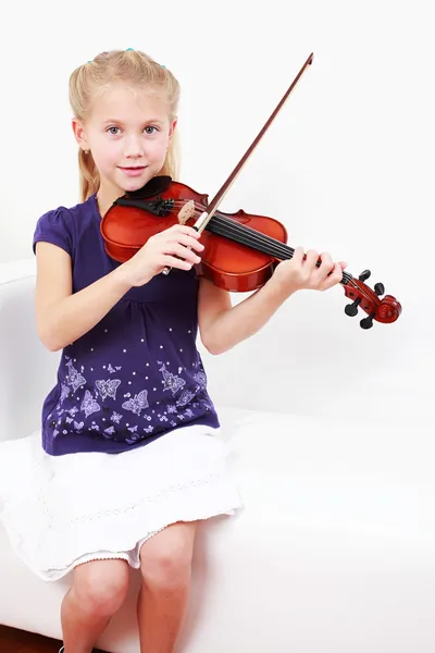 小女孩演奏小提琴 — 图库照片